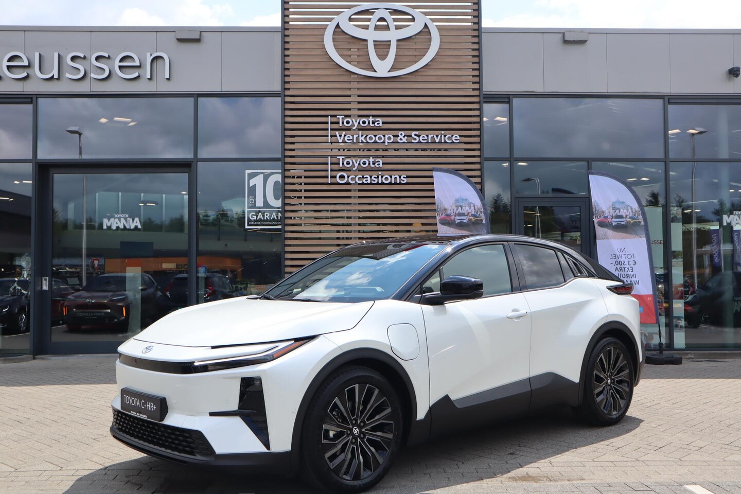 Toyota C-HR - EXECUTIVE AWD 77KWH NIEUW&DIRECT LEVERBAAR! PANODAK BLIND-SPOT P-SENSOREN 360°CAMERA STOEL - AutoWereld.nl