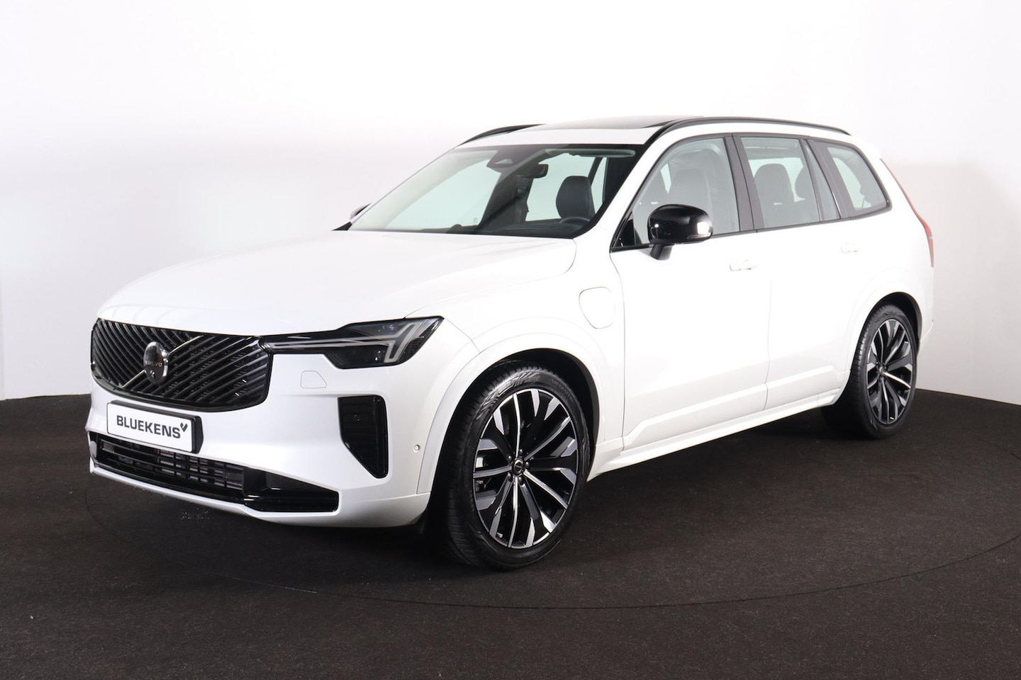 Volvo XC90 - T8 Recharge AWD Ultra Dark - Luchtvering - Panorama/schuifdak - IntelliSafe Assist & Surro - AutoWereld.nl
