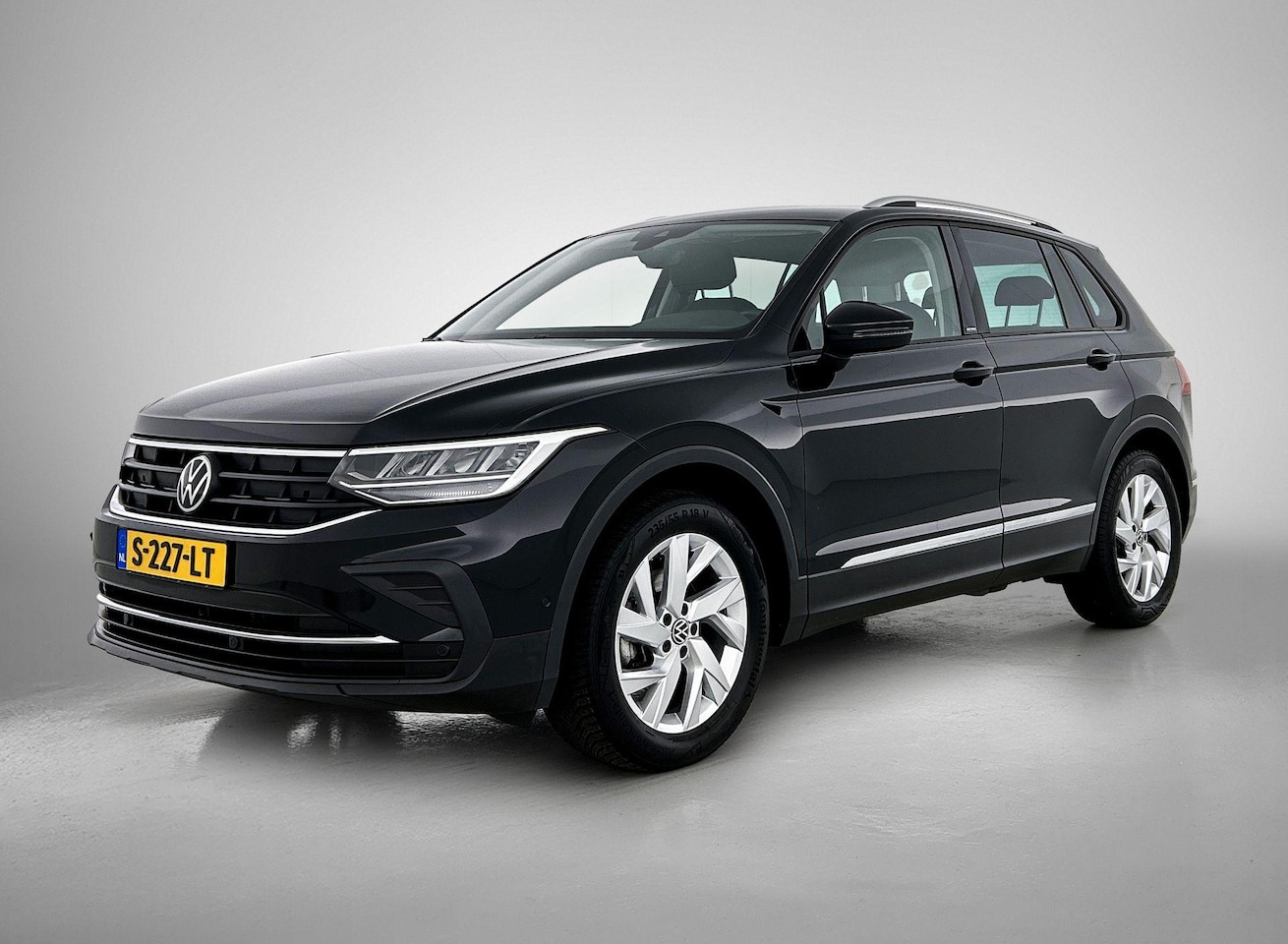 Volkswagen Tiguan - 1.5 TSI Life Business | Trekhaak | Elektrische achterklep | Parkeersensoren V+A | Climatec - AutoWereld.nl