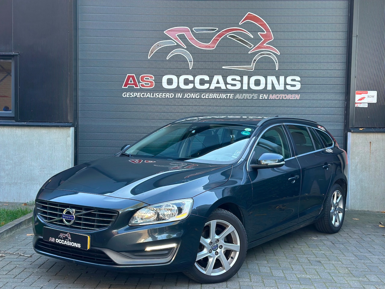 Volvo V60 - 2.0 D4 R-Design - 1e Eigenaar - Nette Staat - Cruise - NWe APK - AutoWereld.nl