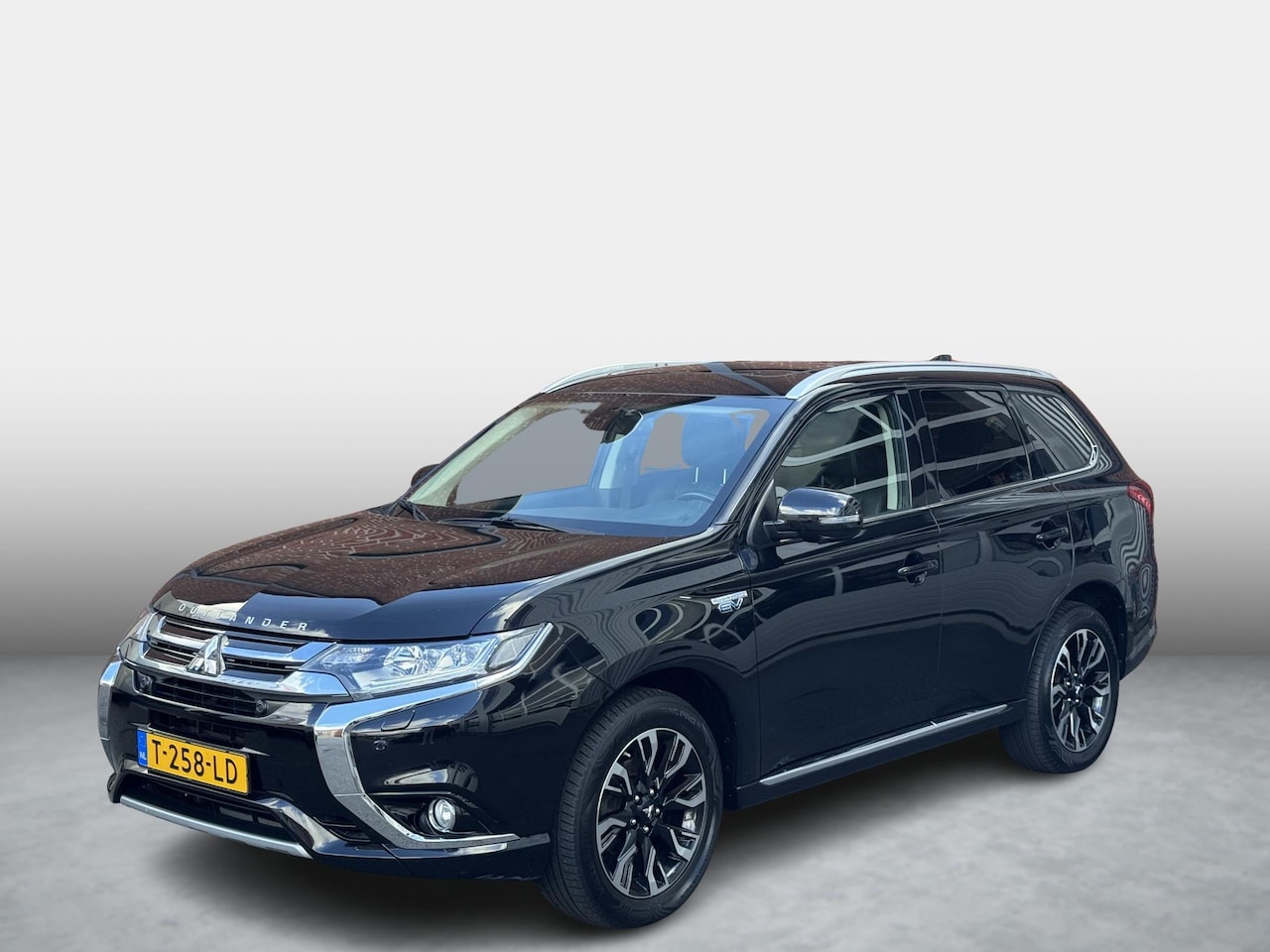 Mitsubishi Outlander - 2.0 PHEV instyle+ Trekhaak afn. | Schuif-/kanteldak | Lederenbekleding | Stoel, Stuur en V - AutoWereld.nl
