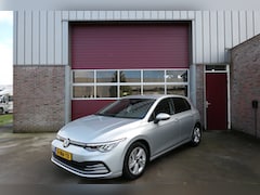 Volkswagen Golf - 1.5 eTSI, Camera, Ambiant verlichting Carplay, Stoel en Stuurverw., Adaptive cruise, Rijkl
