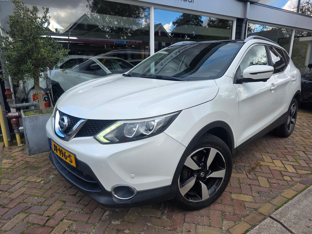 Nissan Qashqai - 1.2 Connect Edition 1.2 Connect Edition,panoramadak,trekhaak,camera,metalic,nieuwe motor! - AutoWereld.nl