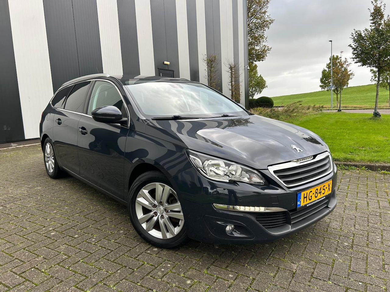 Peugeot 308 SW - 1.2 PureTech Blue Lease Executive 2e Eigenaar-Clima-Cruise-Pano-Trekhaak - AutoWereld.nl
