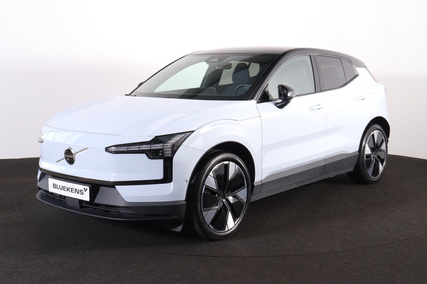 Volvo EX30 - Performance Ultra 69 kWh - 360º Camera - Harman/Kardon audio - Verwarmde voorstoelen & stu - AutoWereld.nl