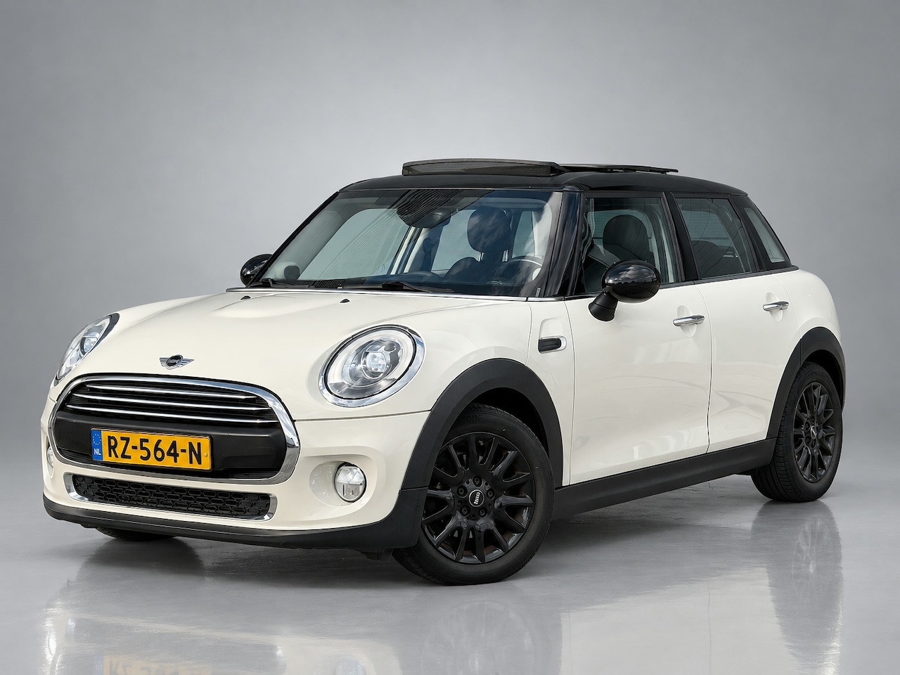 MINI 5-Deurs - 1.5 Cooper Chili Serious Business|Pano|H&K|Stoelverwarming|LED|Navigatie|PDC - AutoWereld.nl