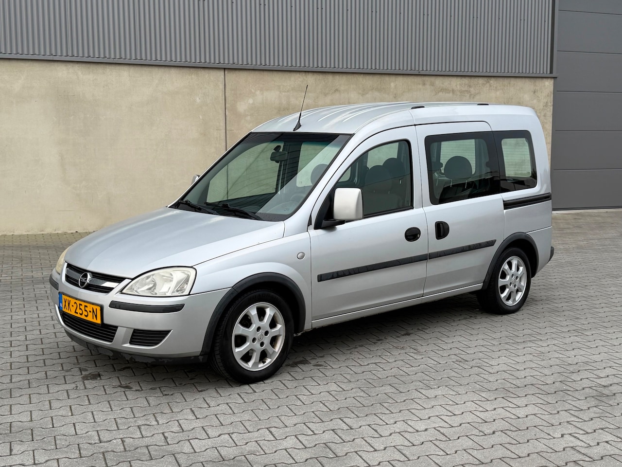 Opel Tour - 1.4-16V Essentia MOTOR LOOPT ONREGELMATIG ! - AutoWereld.nl