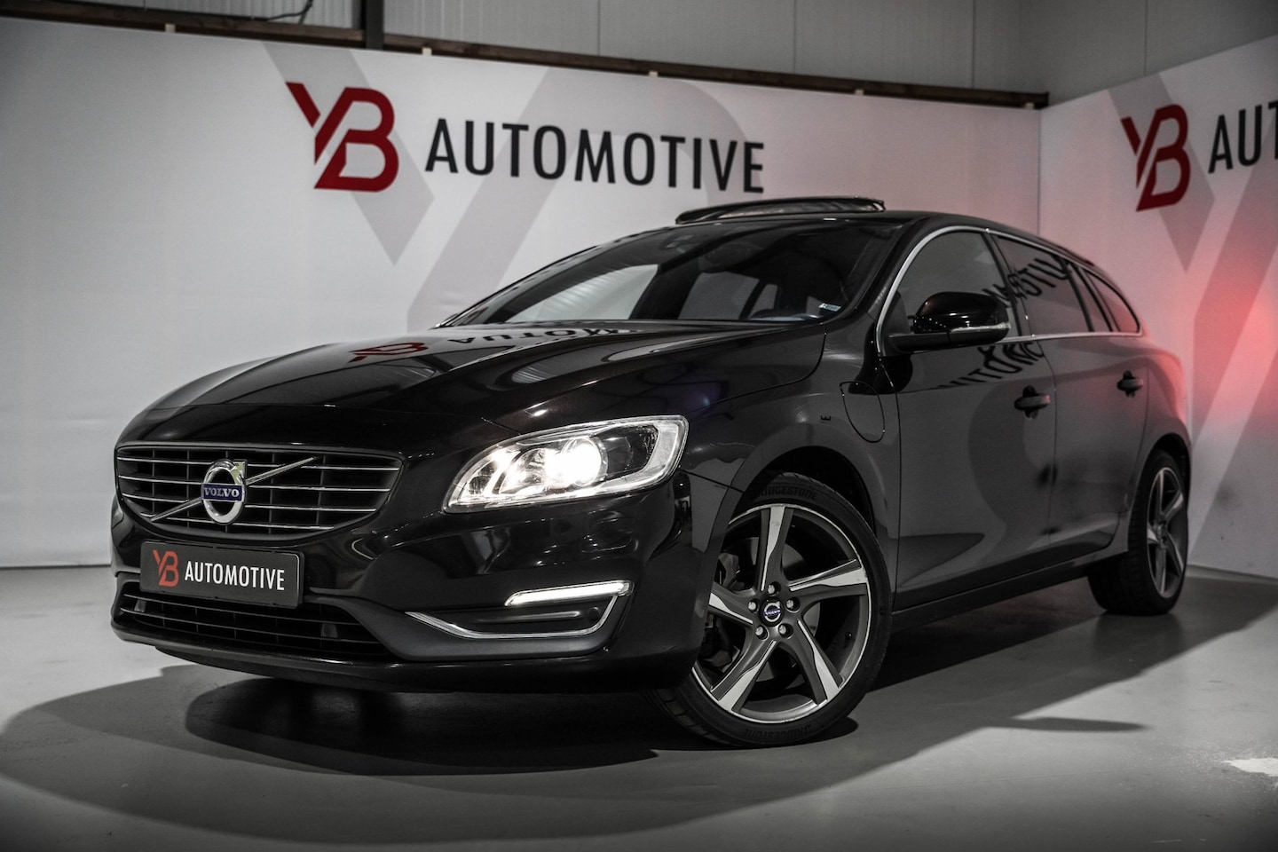 Volvo V60 - 2.4 D6 Twin Engine Summum 2.4 D6 Twin Engine Summum - AutoWereld.nl
