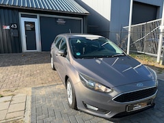 Ford Focus - 1.0 Titanium Edition Airco Cruisecontrol Stoelverwarming