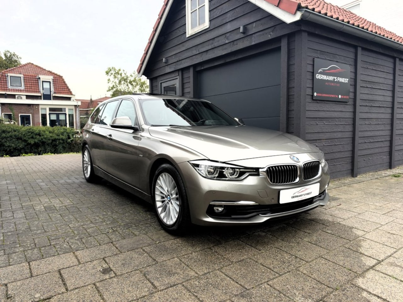 BMW 3-serie Touring - 330i Luxury| PANO| HK| TREKHAAK| LEDER - AutoWereld.nl