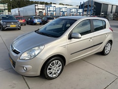 Hyundai i20 - 1.4i DynamicVersion VOL Automaat Airco Nieuw