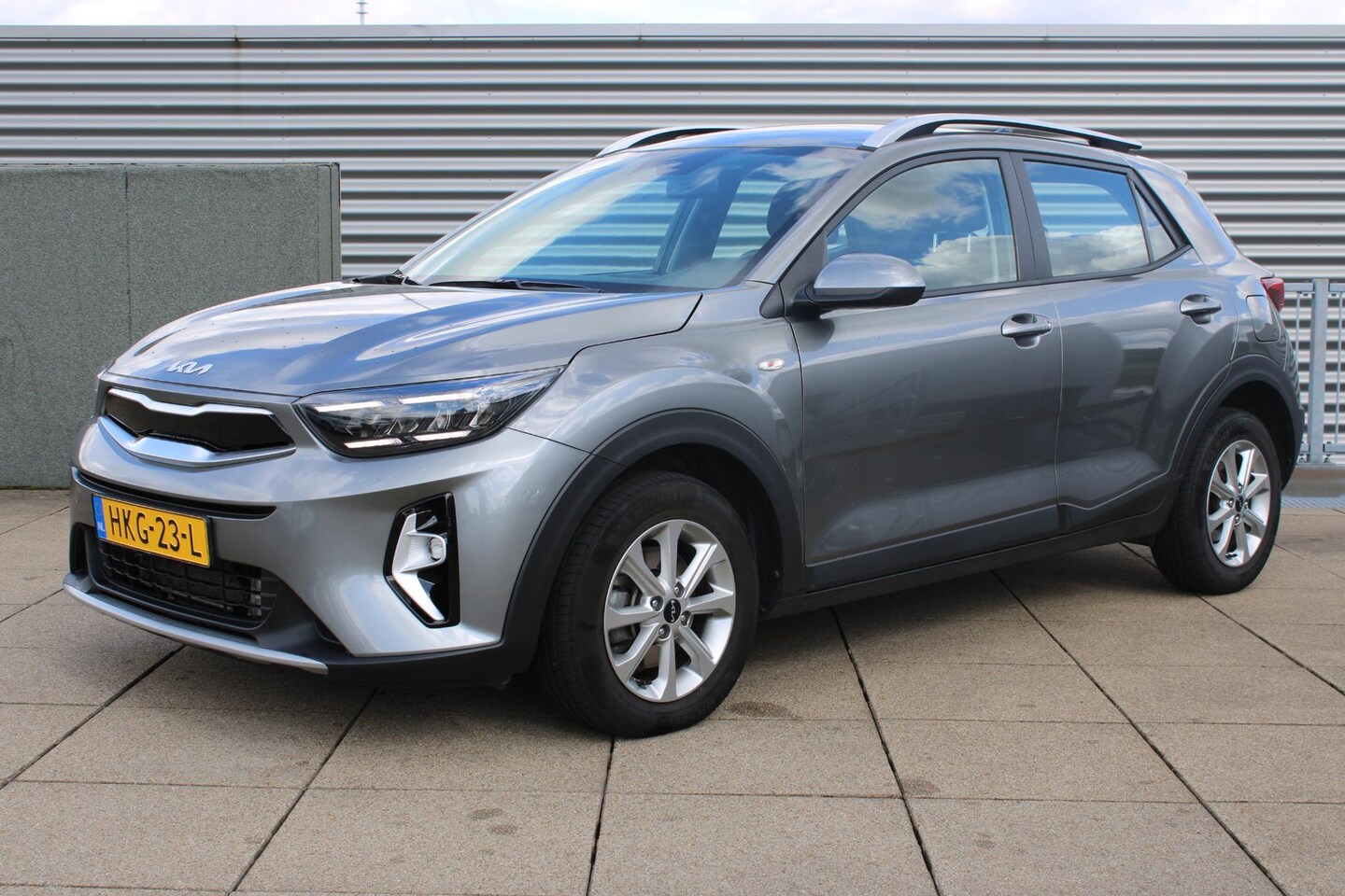 Kia Stonic - 1.0 T-GDi MHEV DynamicLine AUTOMAAT NAVIGATIE, ACHTERUITRIJCAMERA, LICHT METALEN VELGEN - AutoWereld.nl