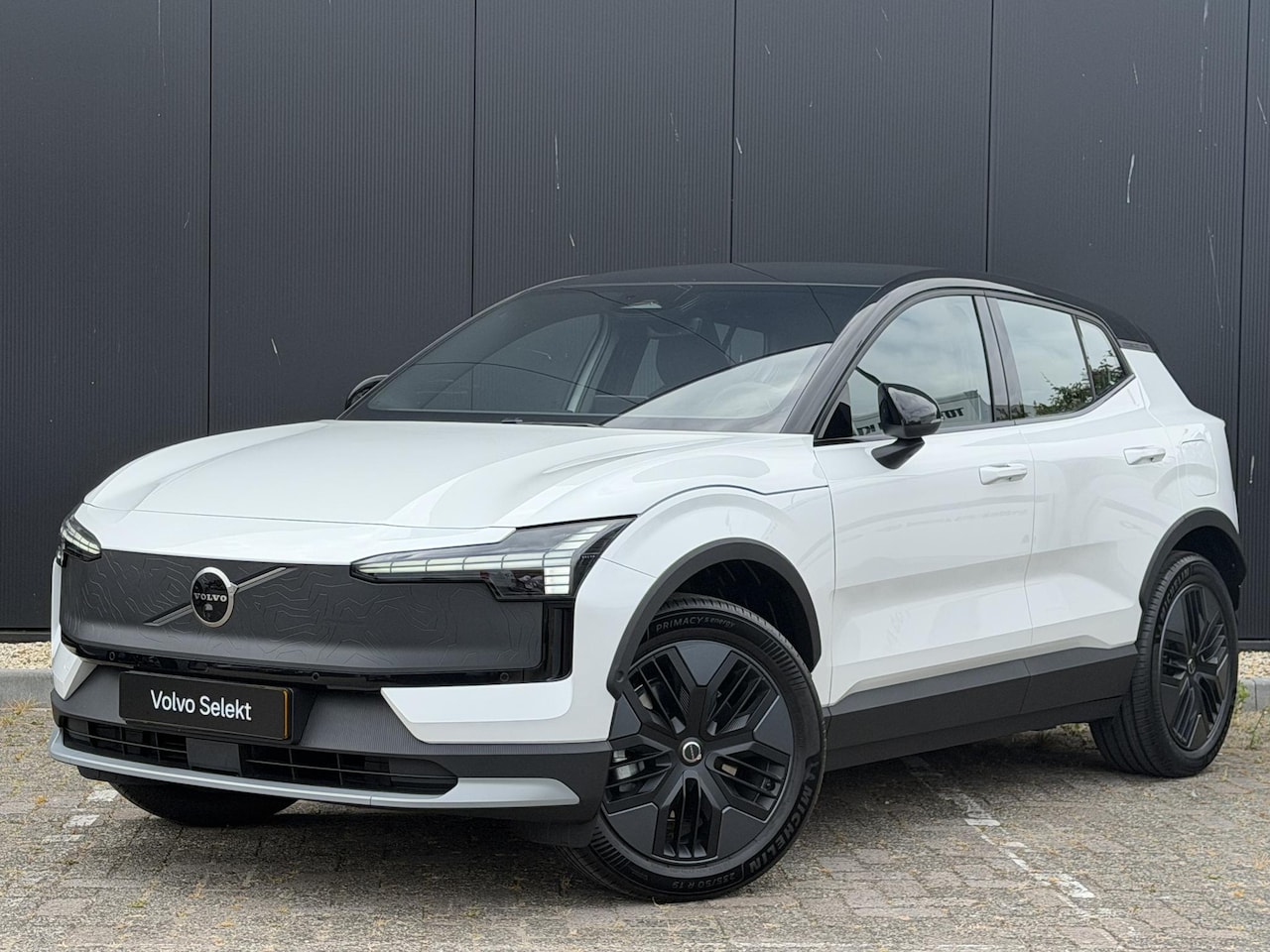 Volvo EX30 Cross Country - P5 Long Range Plus 69 kWh Elek. stoelen / 360 Camera / SOH 100 %/  Elek. achterklep / Stoe - AutoWereld.nl
