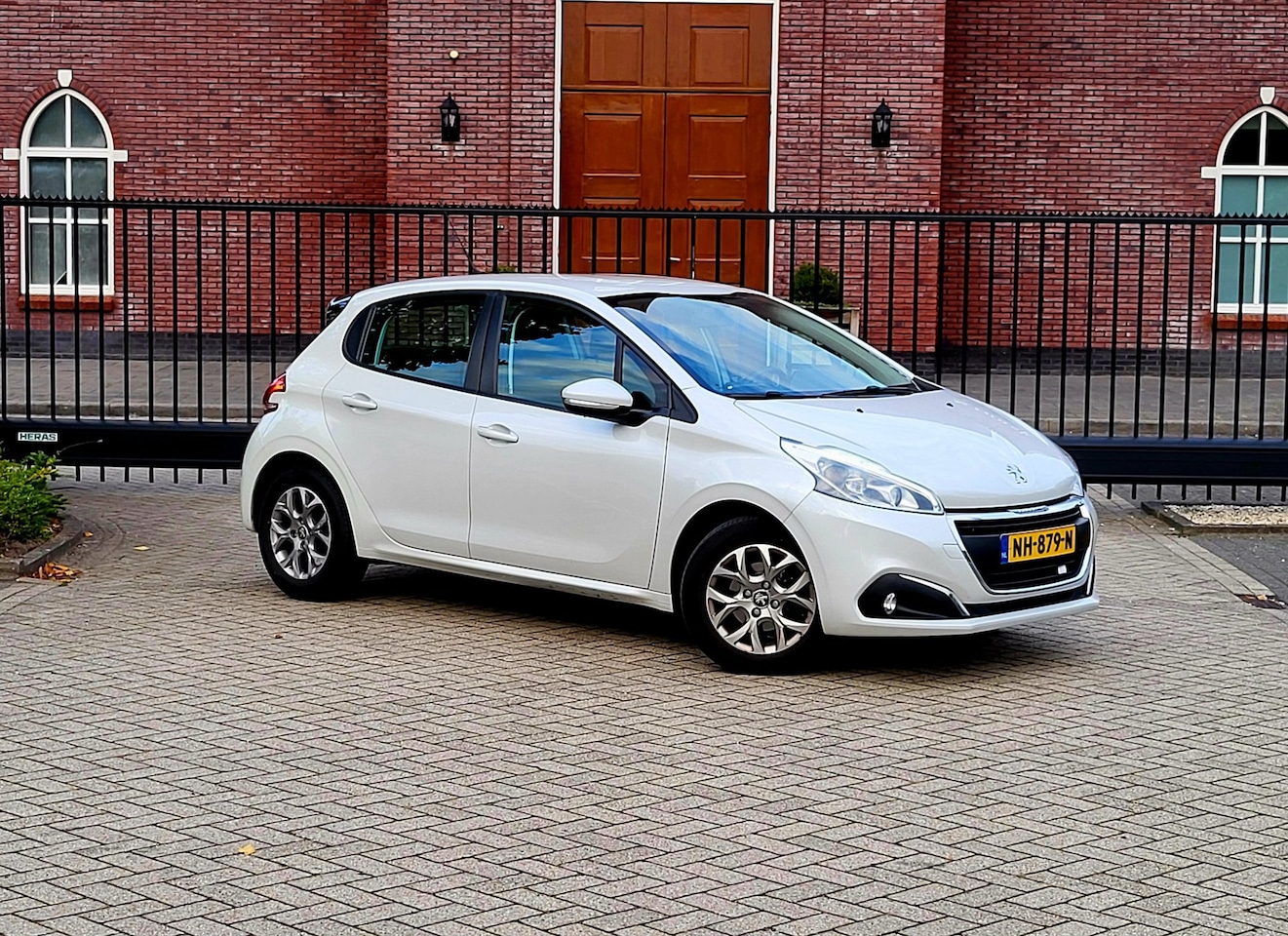 Peugeot 208 - 1.2 PureTech Blue Lion / Airco / Navi / Cruise control / Pdc / Trekhaak - AutoWereld.nl