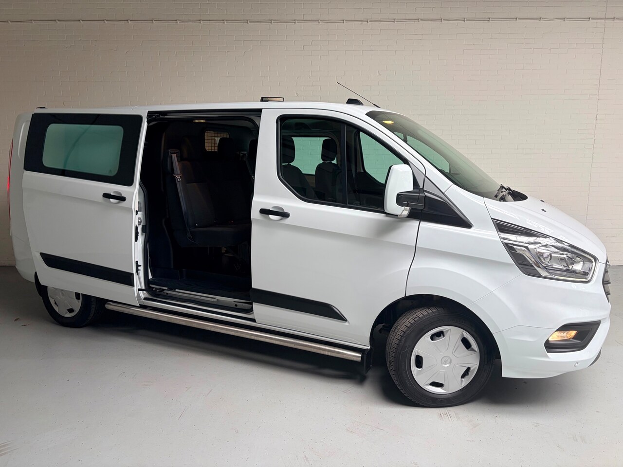 Ford Transit Custom - Dubbel Cabine 320 2.0 TDCI 130pk euro6 L2H1 Trend 5 persoons, Airco, Navigatie, Trekhaak 2 - AutoWereld.nl