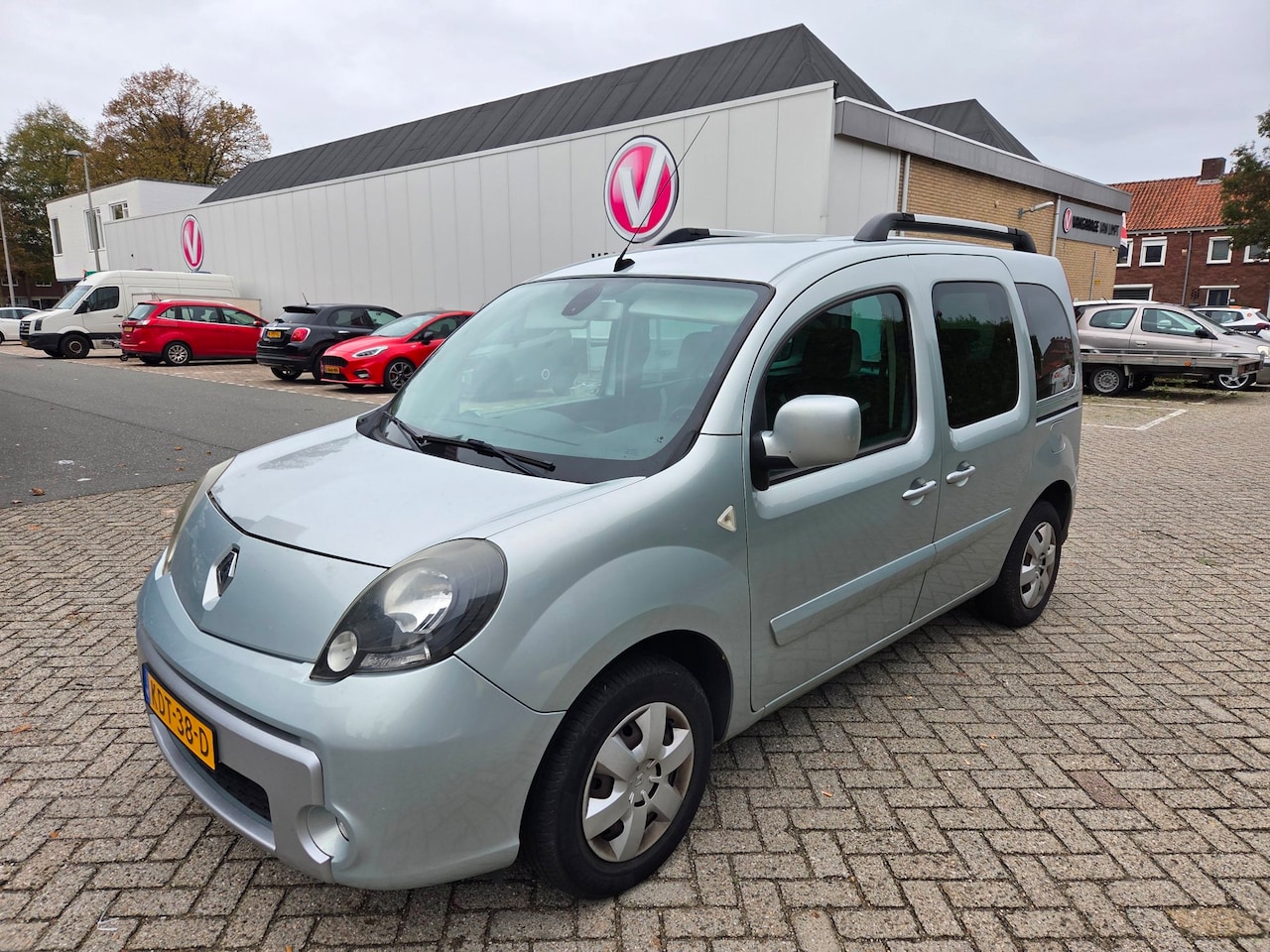 Renault Kangoo Family - 1.6-16V 3+1 Rolstoelvervoer Invalide Rolstoelbus met knielsysteem en airco - AutoWereld.nl