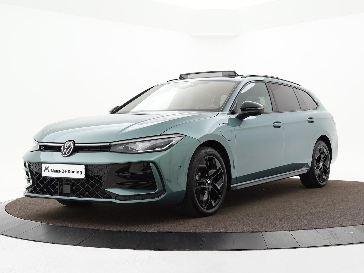 Volkswagen Passat Variant - 1.5 eTSI 272pk DSG R-Line Edition · Panoramadak · Camera · Inklap. Trekhaak · Harman Kardo - AutoWereld.nl