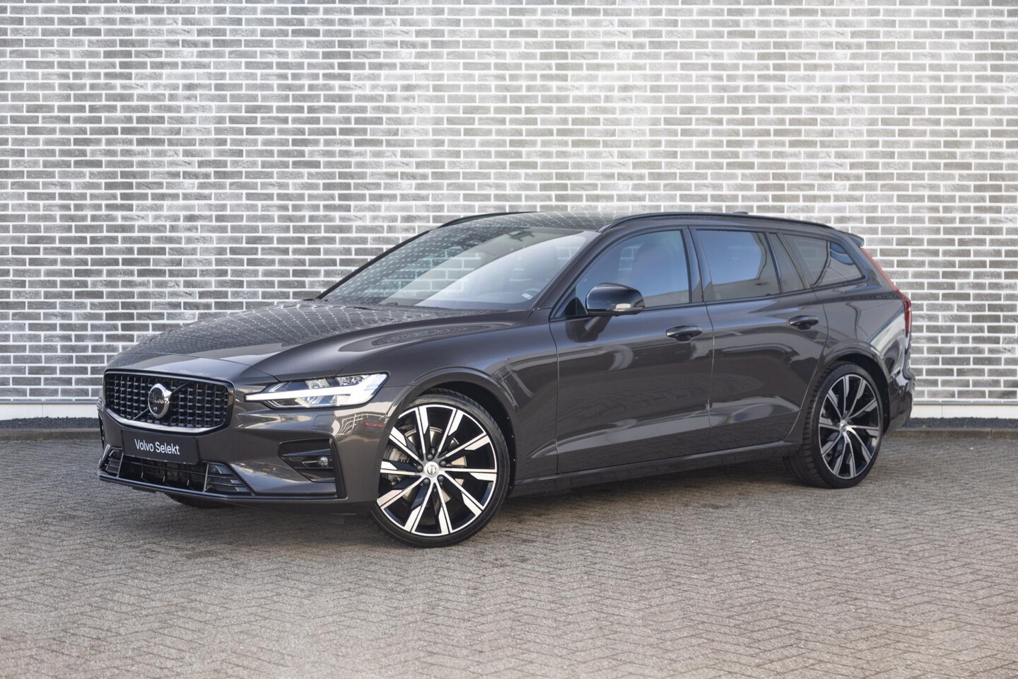 Volvo V60 - B4 Aut. Plus Dark | Adaptieve Cruise Control | Lederen Bekleding | Harman Kardon Audio | 2 - AutoWereld.nl