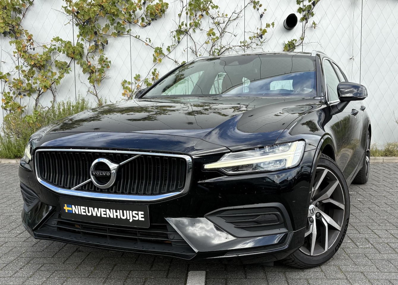 Volvo V60 - 2.0 T5 Momentum | Trekhaak | Leder | Cruise Control | Elektrische Achterklep | All-Seasons - AutoWereld.nl