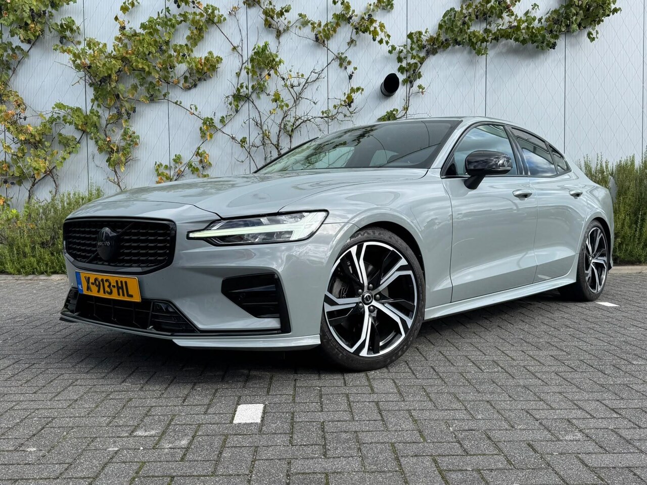 Volvo S60 - 2.0 B4 Plus Dark | Adaptieve Cruise Control | Heico Verlaging | Styling Kit | 19 Inch | Ha - AutoWereld.nl
