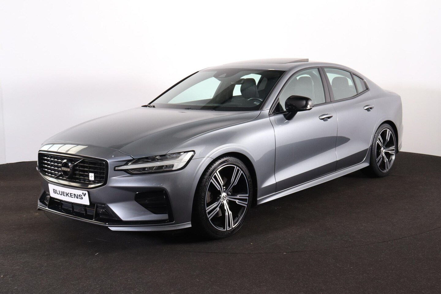 Volvo S60 - T4 R-Design - Panorama/schuifdak - Parkeercamera achter - Verwarmde voorstoelen & achterba - AutoWereld.nl