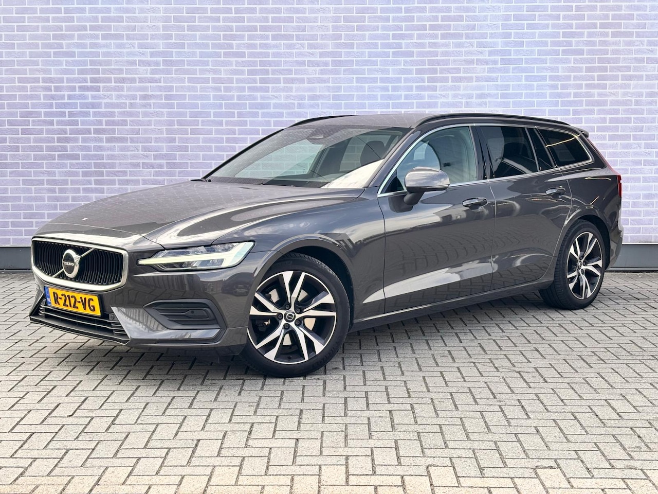 Volvo V60 - 2.0 B4 Core | Trekhaak | Achteruitrijcamera | Parkeersensoren | Keyless Entry | Elektrisch - AutoWereld.nl