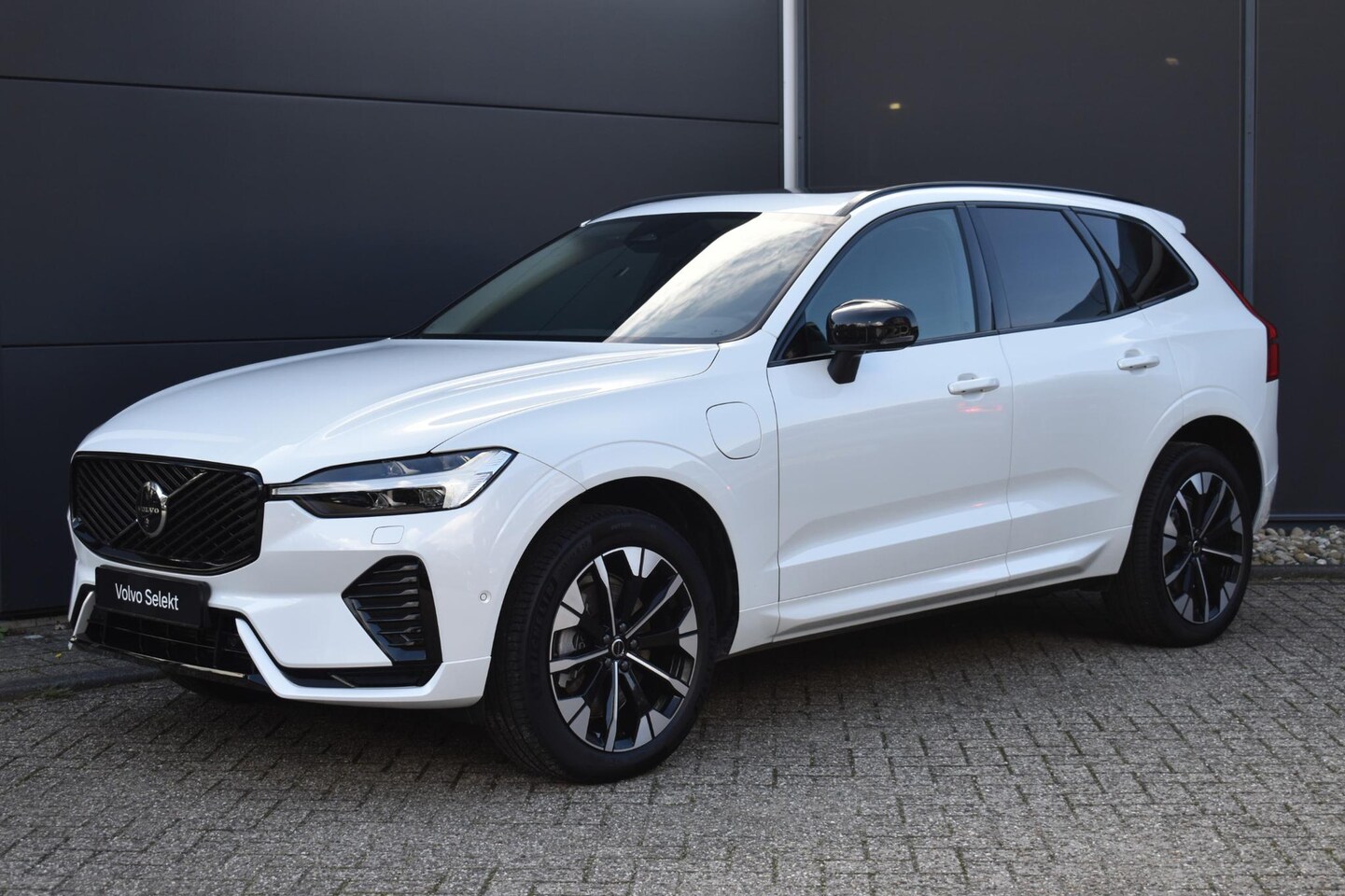 Volvo XC60 - T6 Plug-in hybrid AWD Ultra Dark | Luchtvering | Trekhaak | Verwarmbare voorstoelen, achte - AutoWereld.nl