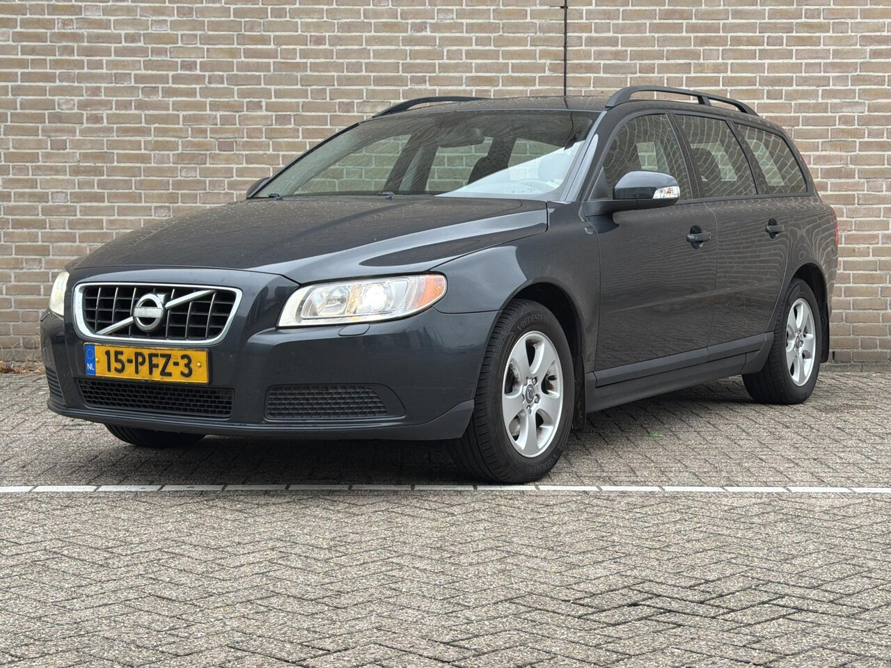Volvo V70 - 2.0D Momentum | Cruise | Climate | Stoelverwarming | Trekhaak | - AutoWereld.nl