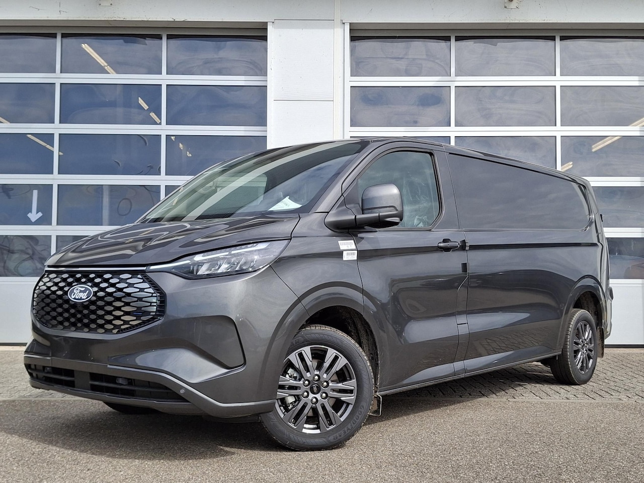 Ford E-Transit Cust. - 340 L2H1 Limited 71 kWh | Driver Assistent Pack Ultimate | Verwarmde Stoelen+Stuur+Voorrui - AutoWereld.nl