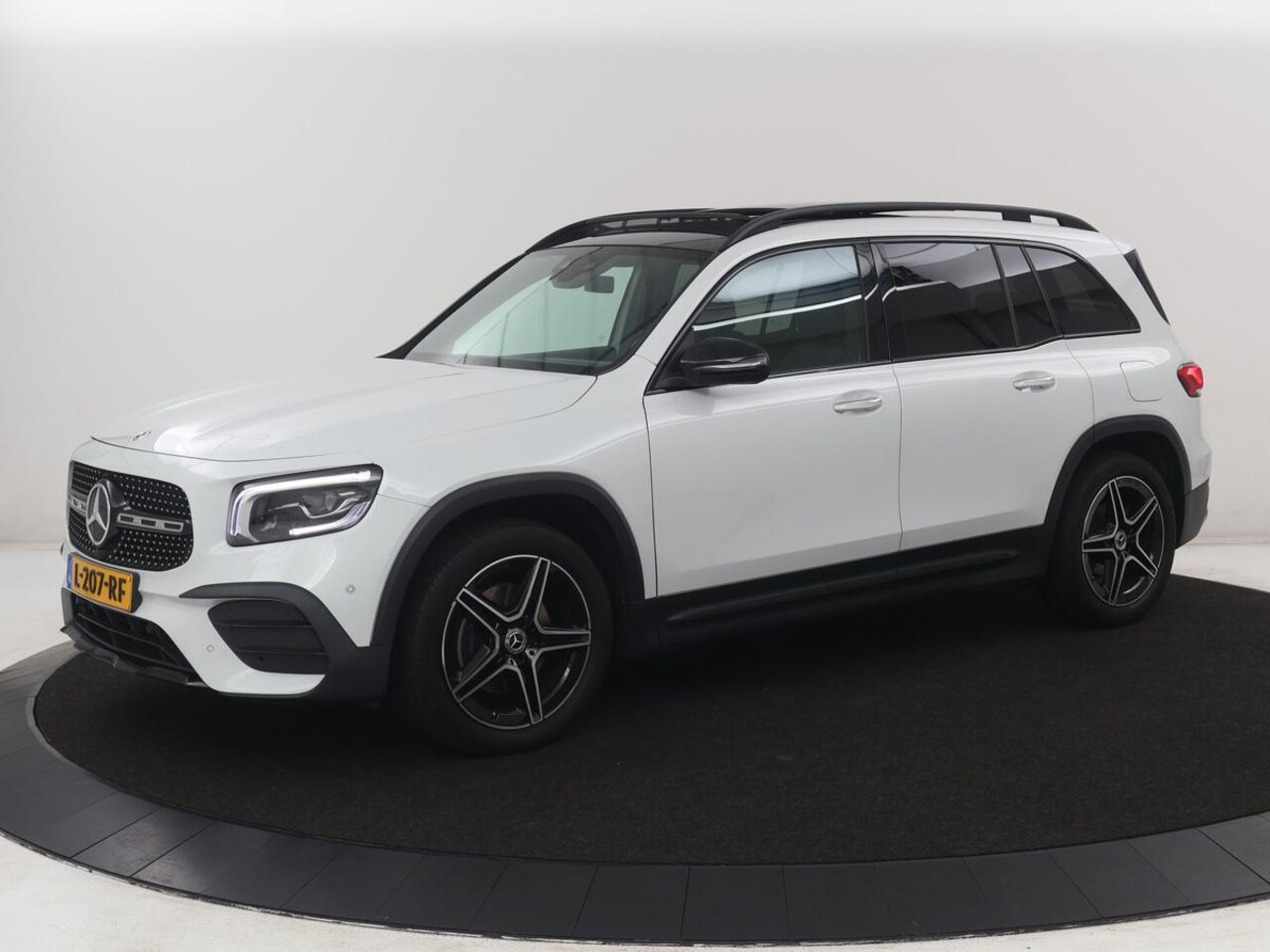 Mercedes-Benz GLB - 200 Business Solution AMG | Panoramadak | Memory | Leder/alcantara | Trekhaak | Cruise con - AutoWereld.nl
