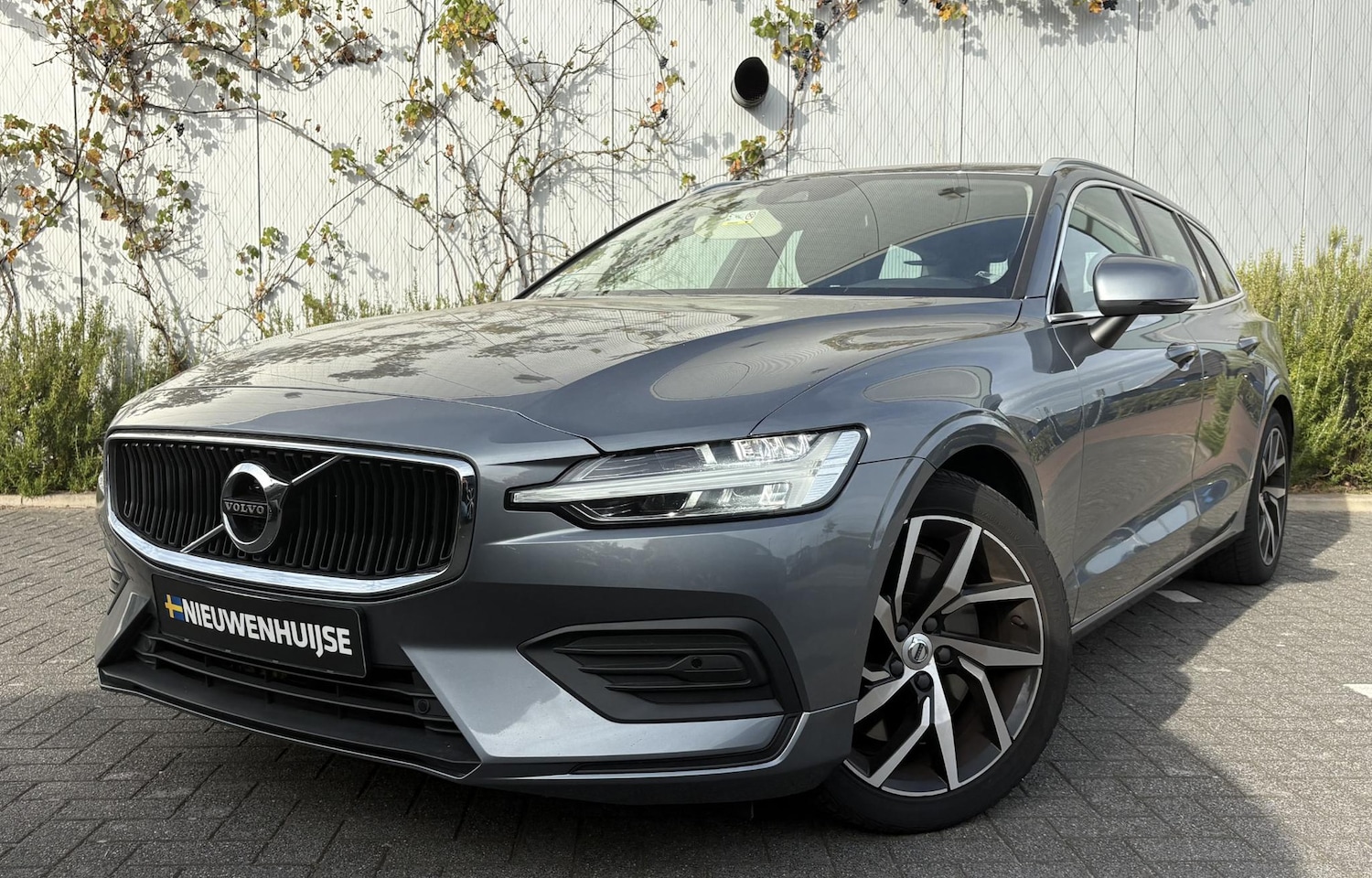 Volvo V60 - 2.0 T5 Momentum | Trekhaak | Achteruitrijcamera | Parkeersensoren | Elektrische Achterklep - AutoWereld.nl