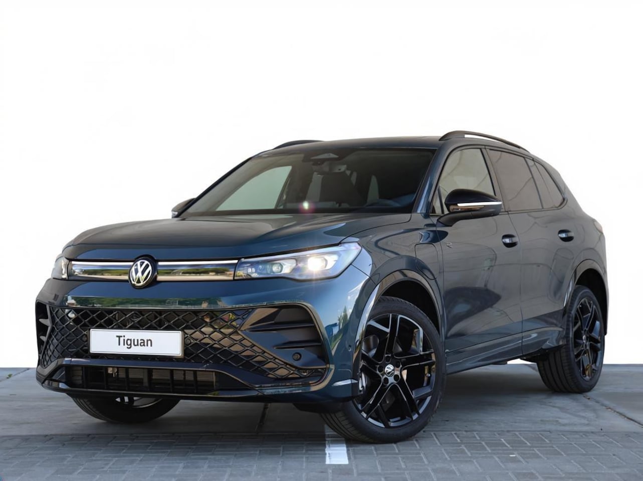 Volkswagen Tiguan - R-Line 1.5 eHybrid 200 kW / 272 PK SUV 6 versn. DS | Trekhaak | Panoramadak | Black Style - AutoWereld.nl