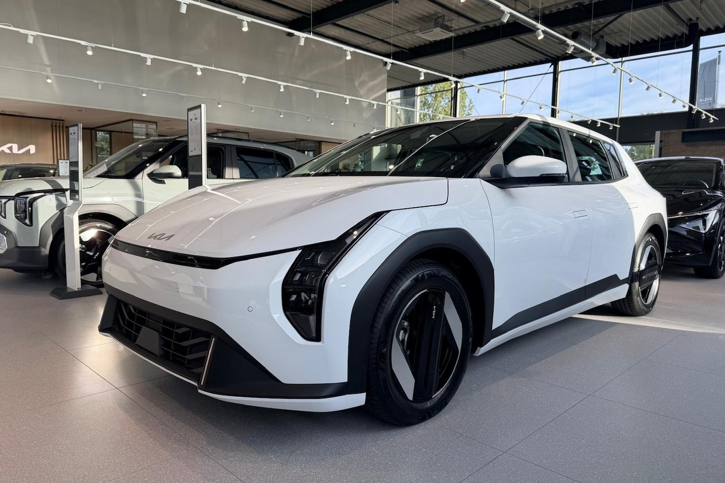 Kia EV4 - Air 58.3 kWh Direct Leverbaar | Apple CarPlay & Android Auto | Adaptieve Cruise Control | - AutoWereld.nl