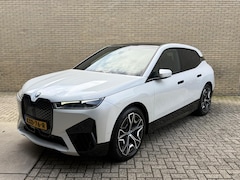 BMW iX - xDrive40 Sportpakket 77kWh | SOH 98% | Sky Lounge | Trekhaak | 22 inch velgen | Driving As