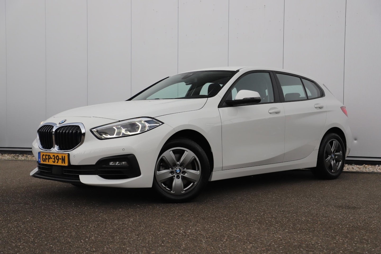 BMW 1-serie - 116i Lesauto ! Sportstoelen Navigatie LED Carplay Android Parkeersensoren Climate Cruise C - AutoWereld.nl