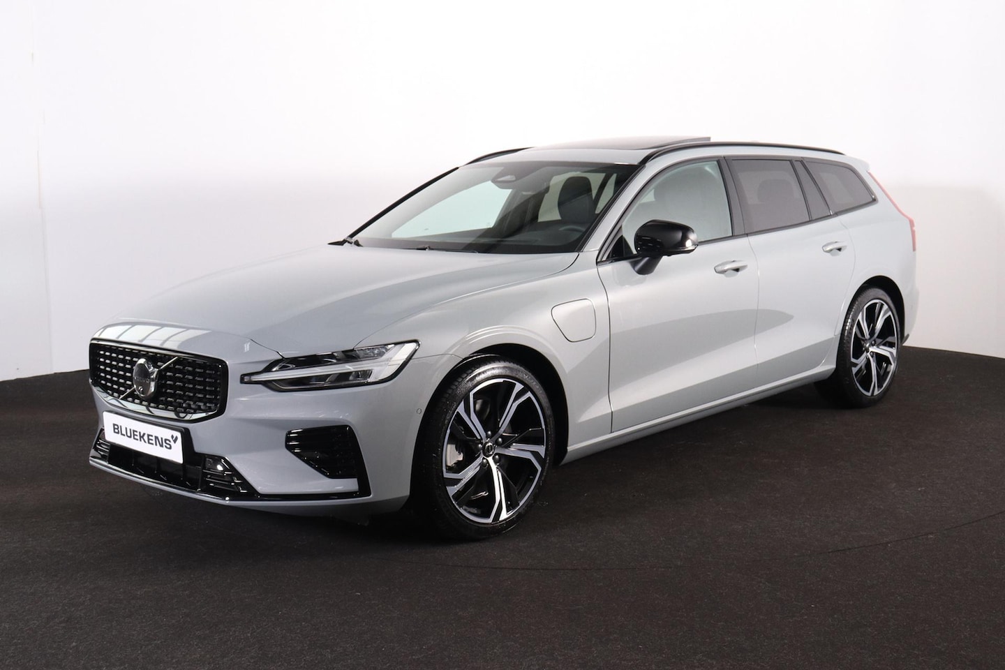 Volvo V60 - T6 Recharge AWD Plus Dark - Panorama/schuifdak - IntelliSafe Assist & Surround - 360º Came - AutoWereld.nl