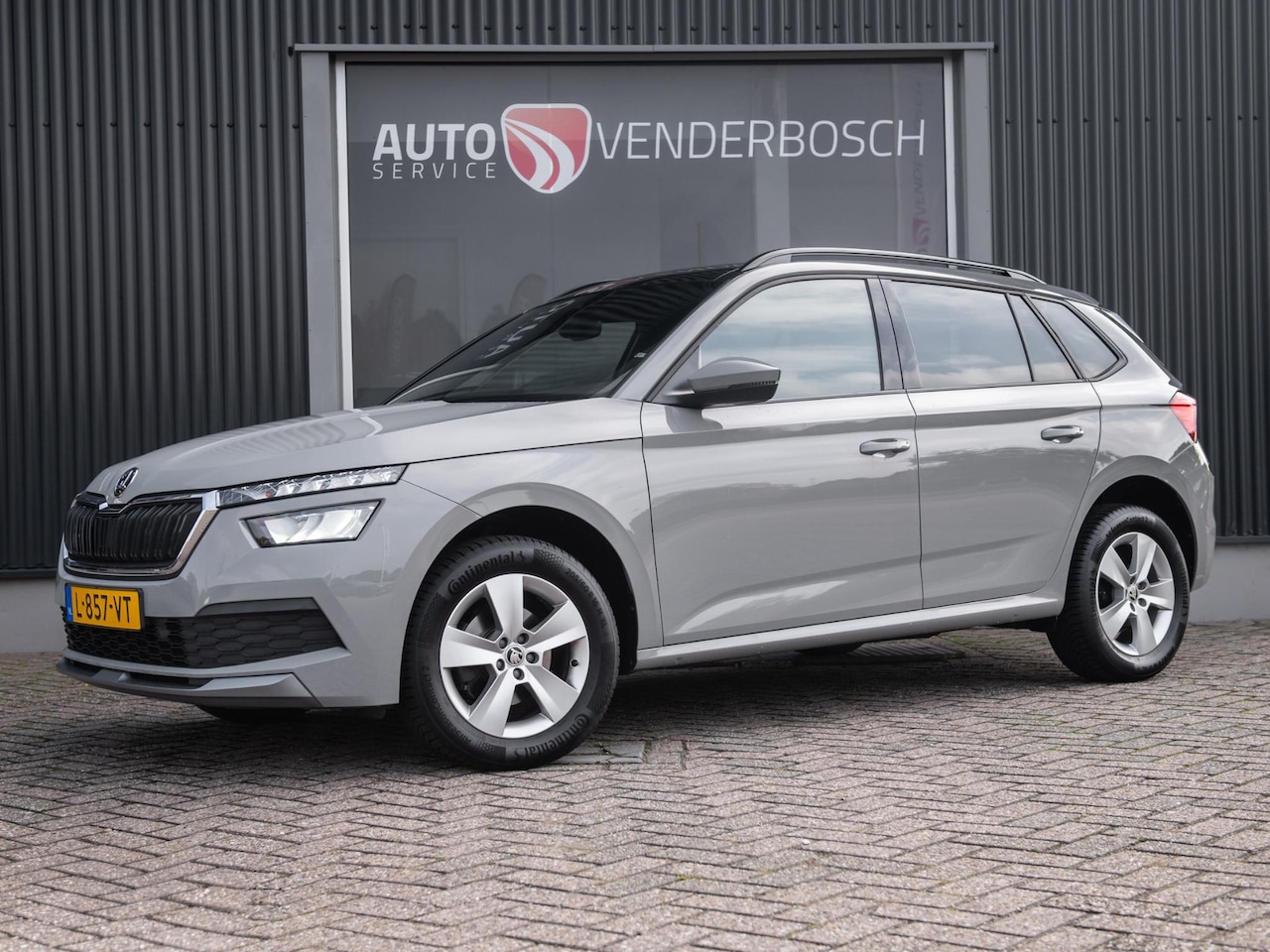 Skoda Kamiq - 1.0 TSI Sport Business 110pk | Panoramadak | Apple CarPlay | Trekhaak - AutoWereld.nl