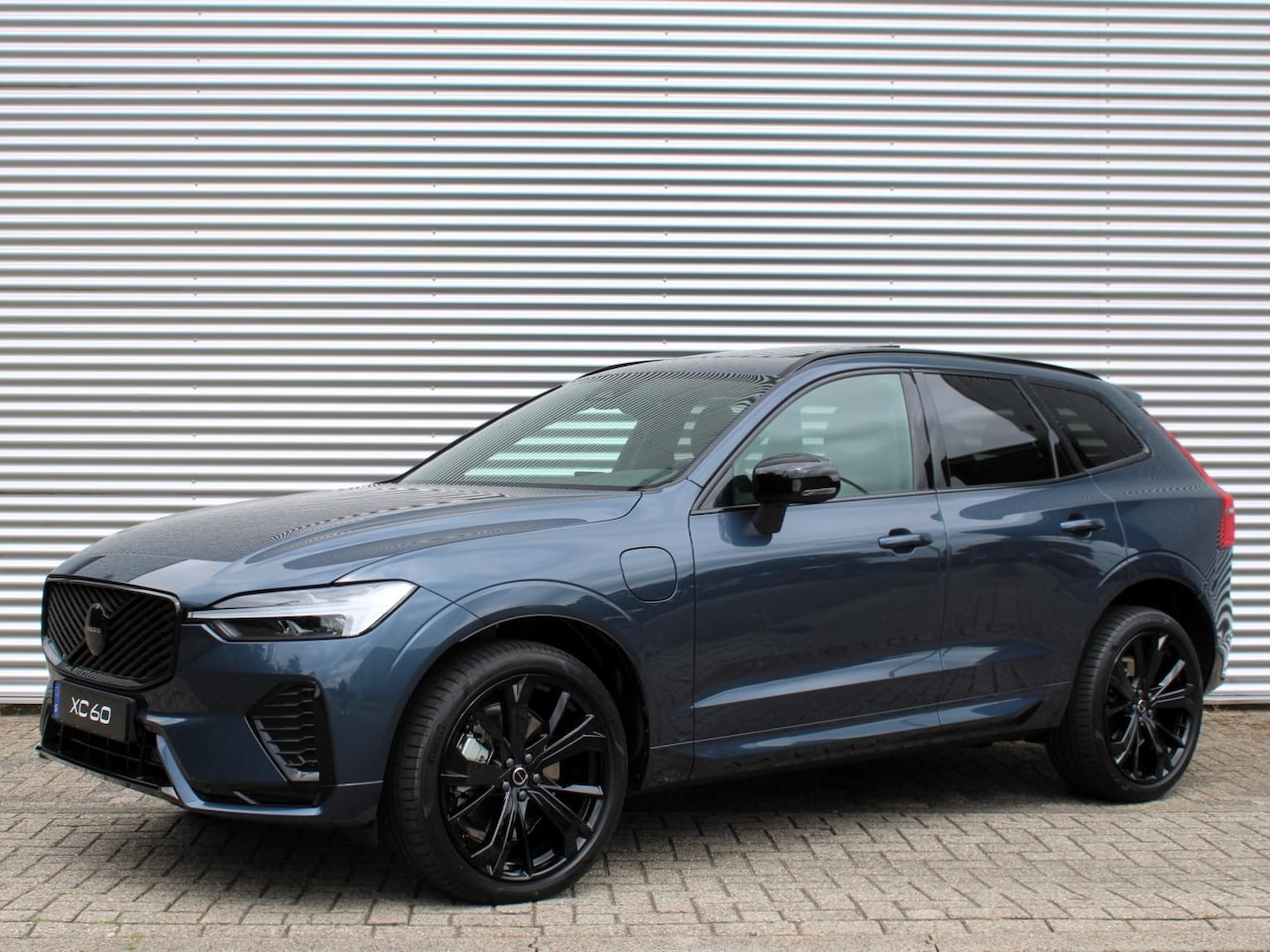 Volvo XC60 - 2.0 T6 Plug-in hybrid AWD Ultra Black Edition Automaat / Panoramadak / Luchtvering / 360* - AutoWereld.nl