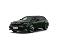 BMW 5-serie Touring - 550e xDrive | M Sportpakket Pro | Innovation Pack | Travel Pack | Comfort Pack | Trekhaak