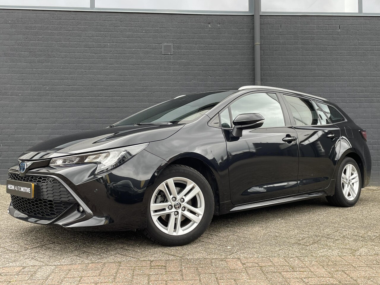 Toyota Corolla Touring Sports - 1.8 Hybrid Active | Trekhaak | Navigatie | Clima | Camera - AutoWereld.nl