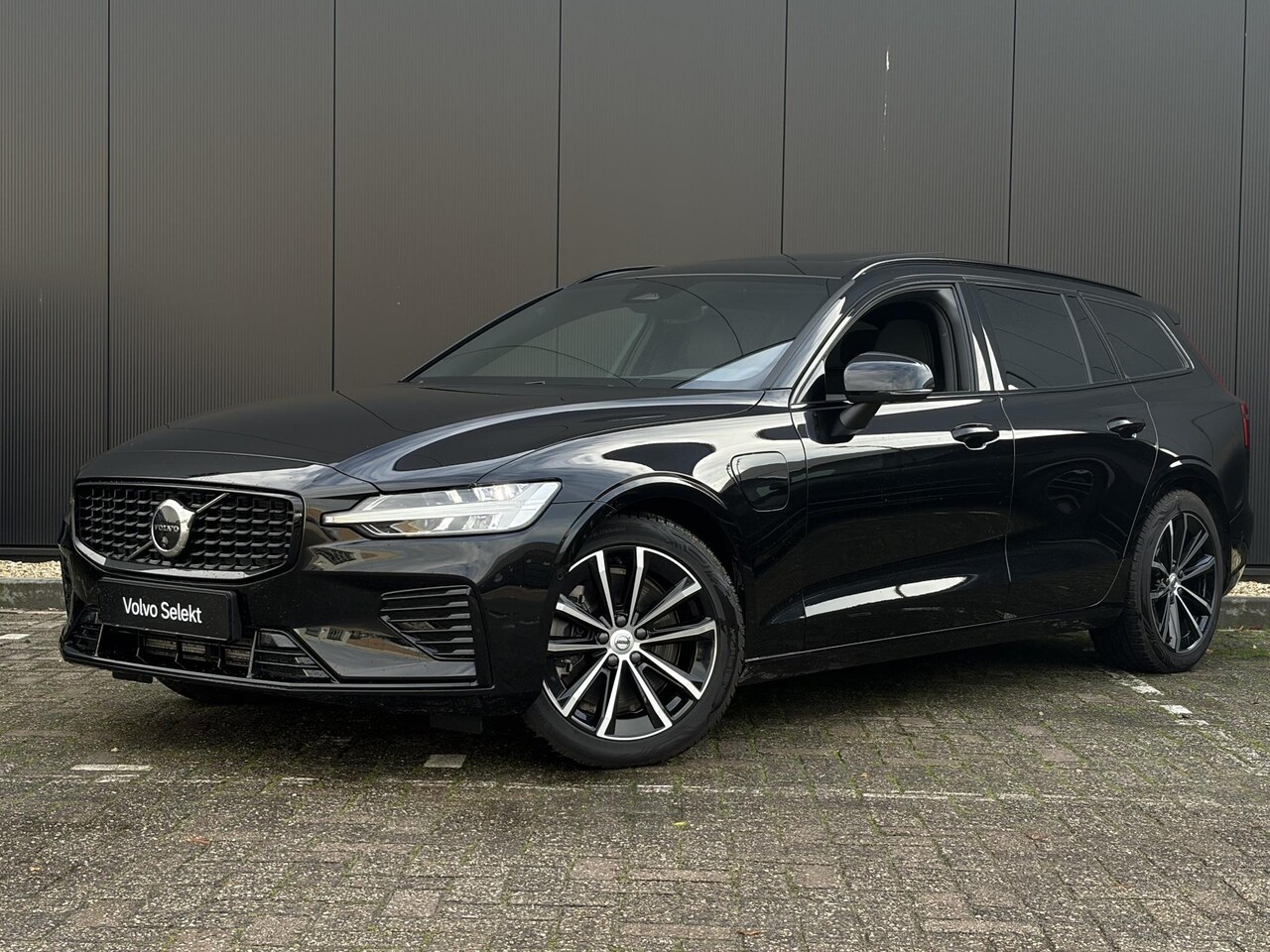 Volvo V60 - 2.0 T8 Plug-in hybrid AWD Plus Dark / SOH 100% / head up display/ 360 camera /Panorama dak - AutoWereld.nl