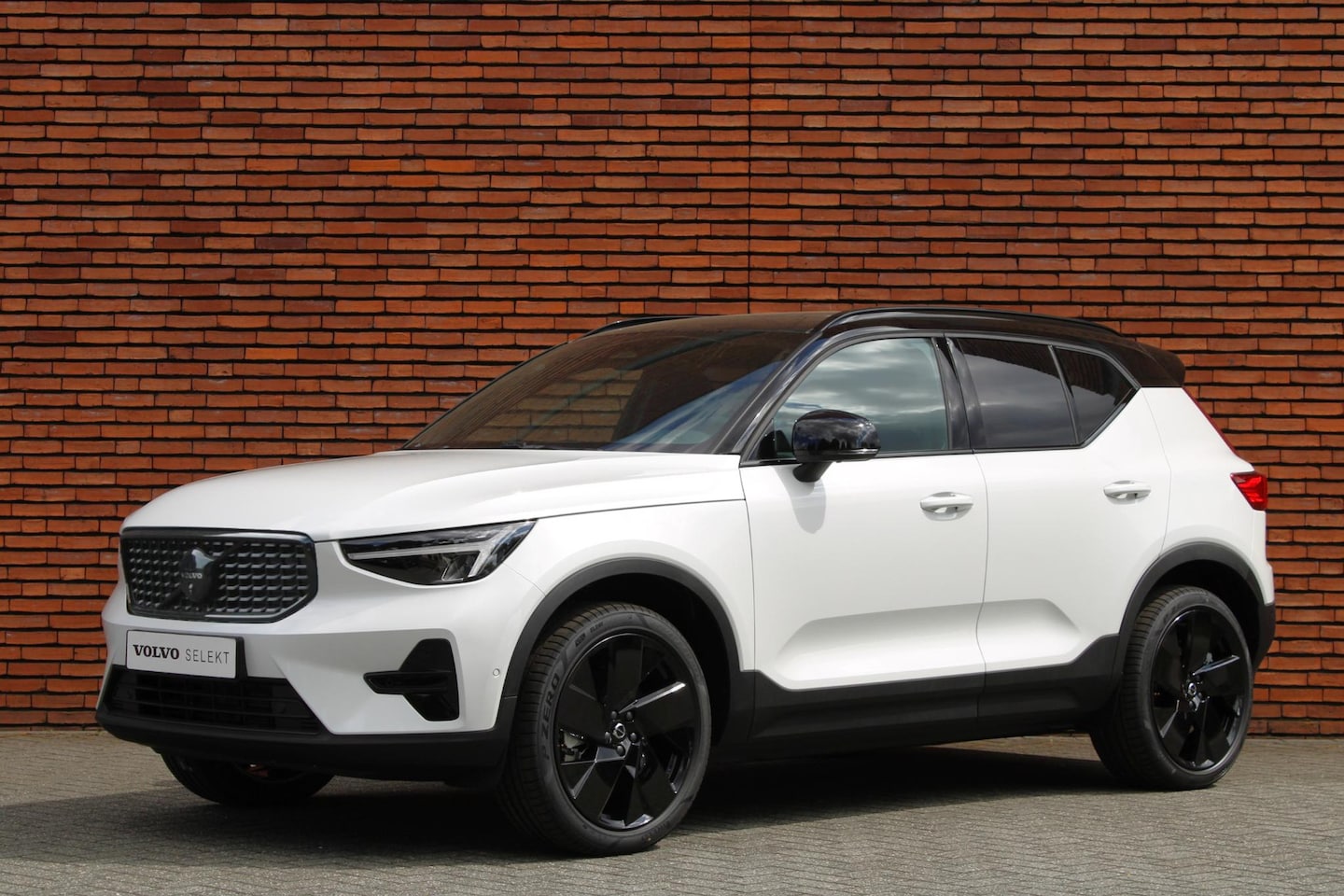 Volvo XC40 - B4 Plus Black Edition | Semi-Electrische wegklapbare Trekhaak | Verwarmbare voorstoelen, s - AutoWereld.nl