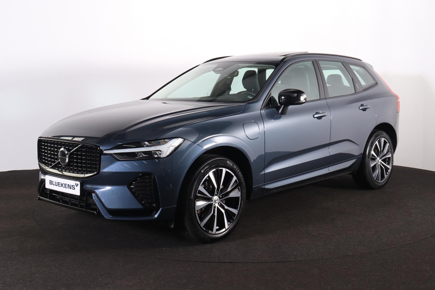 Volvo XC60 - T6 Recharge AWD Plus Dark - Panorama/schuifdak - Intellisafe Assist/Surround - Harman Kard - AutoWereld.nl