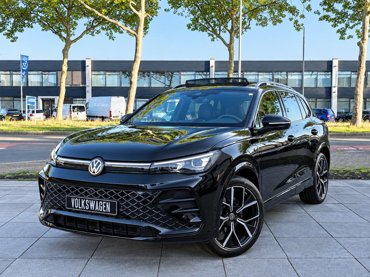 Volkswagen Tiguan - 1.5 eHybrid R-Line Full Options | Panodak | Leer | H&K | 360° | Black Style | Head-up | Me - AutoWereld.nl
