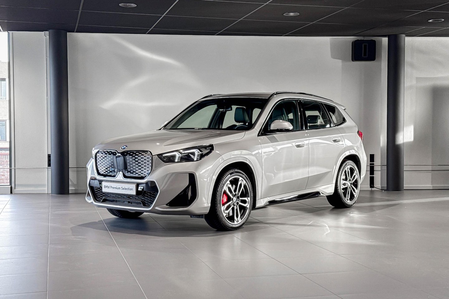 BMW iX1 - eDrive20 67 kWh | M Sport Pro | Stoelverwarming | Comfort Access | Trekhaak | - AutoWereld.nl