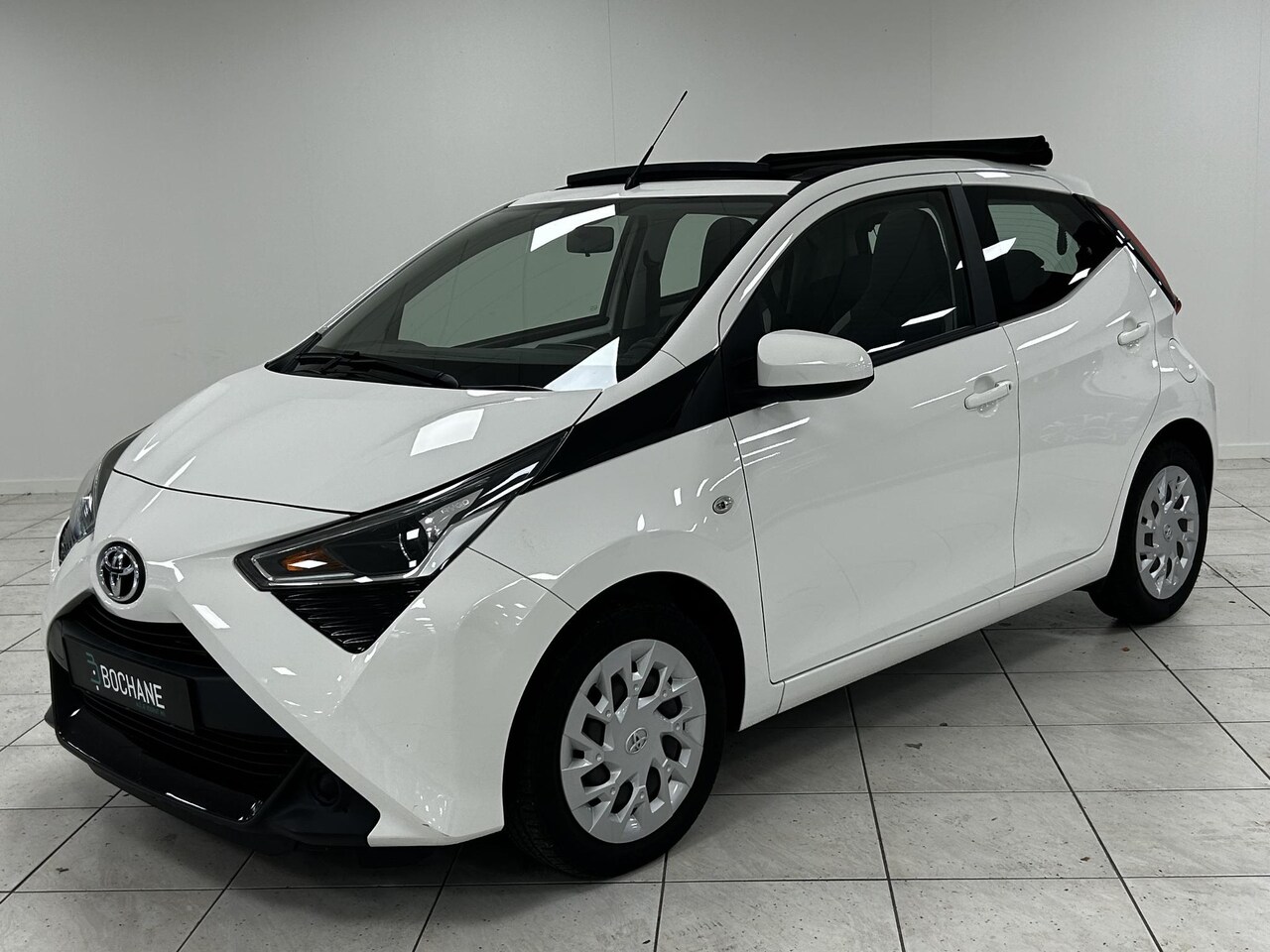 Toyota Aygo - 1.0 VVT-i x-play ELEKTRISCH VOUWDAK | ACHTERUITRIJCAMERA | AIRCONDITIONING - AutoWereld.nl