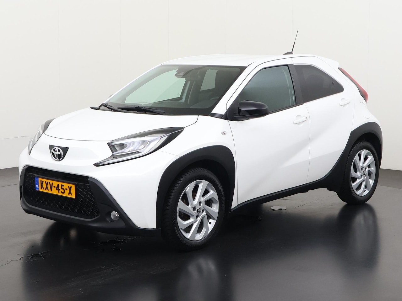 Toyota Aygo X - 1.0 VVT-i MT first | All-in 283,- Private Lease | Direct uit voorraad - AutoWereld.nl