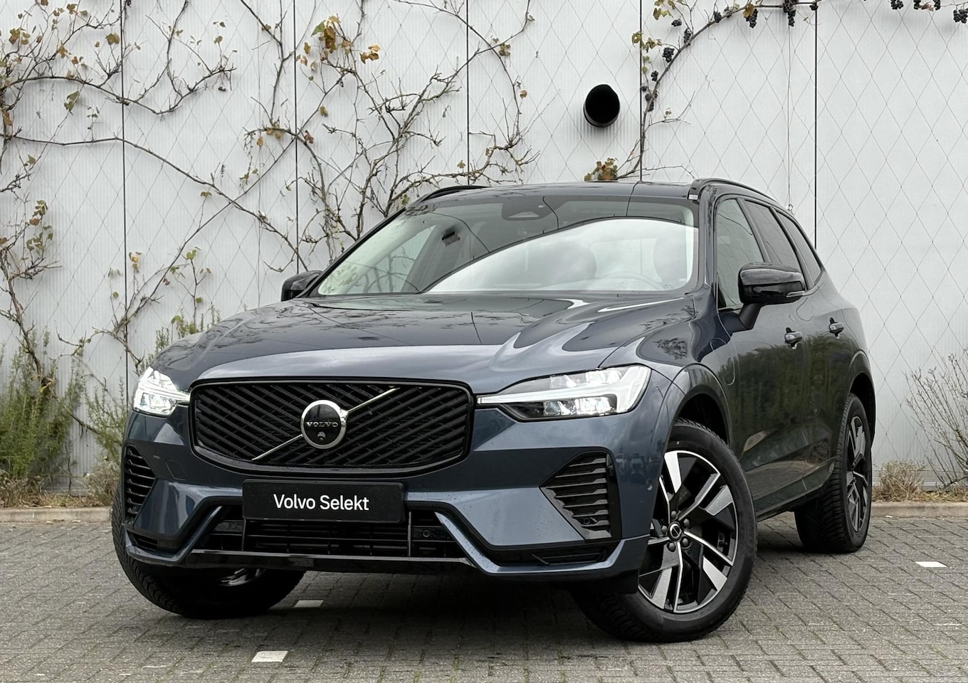 Volvo XC60 - 2.0 T6 Plug-in hybrid AWD Plus Dark | Schuif/kanteldak | Trekhaak | 360 Camera | Harman Ka - AutoWereld.nl