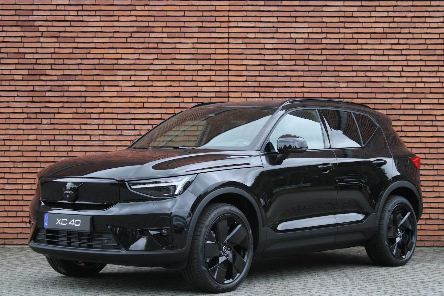Volvo EX40 - Twin Motor Performance Ultra Black Edition | Panoramadak | Elektrisch Verstelbare Voorstoe - AutoWereld.nl