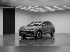 Volkswagen T-Roc - 1.5 eTsi R-Line First Edition 150 PK| Trekhaak | Navigatie | Stoelverwarming | Stuurwielve